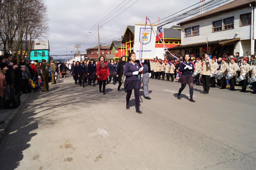   Una vez finalizado este acto, se da inicio al Desfile, donde Funcionarios y Alumnos tuvieron una destacada participación, 9 escuadrones, representando a cada una de las carreras que se imparten pasaron frente a las autoridades.